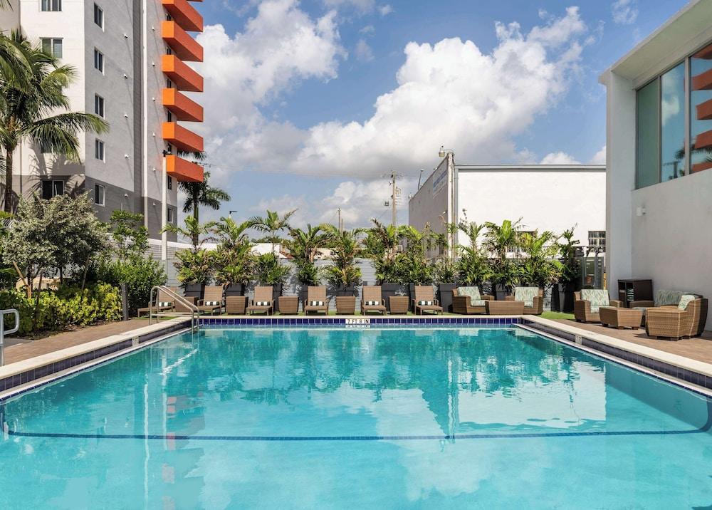 DoubleTree by Hilton Miami North I-95 photo 1