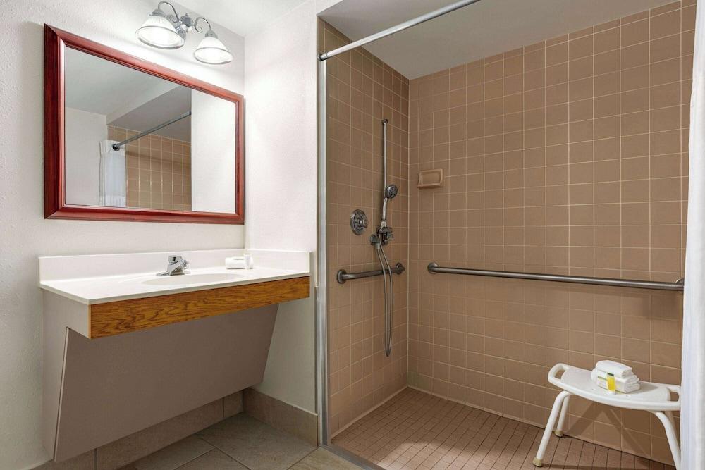 Super 8 by Wyndham Germantown/Milwaukee photo 13