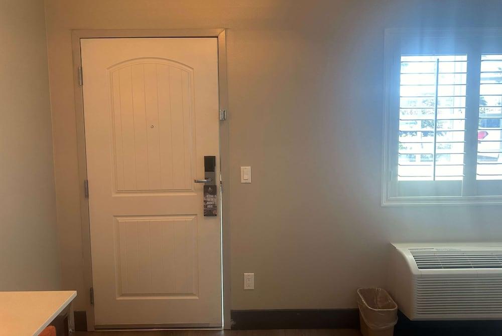 Super 8 by Wyndham Oceanside Downtown photo 30