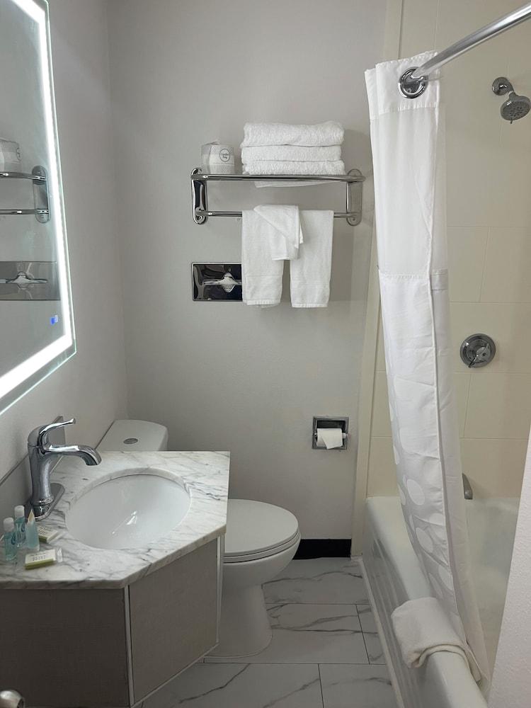 Howard Johnson by Wyndham Malden Boston Area photo 9