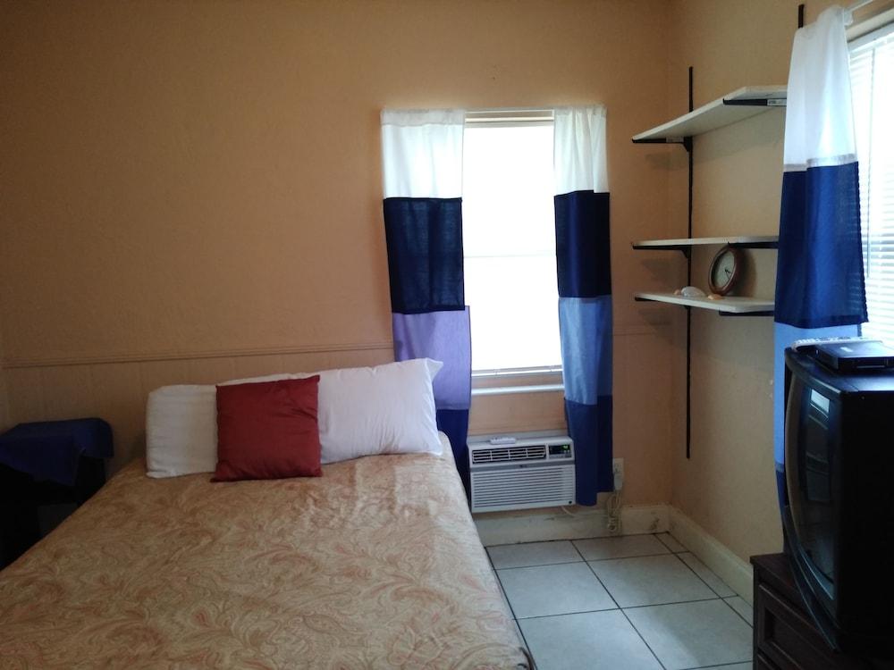 Swashbuckler Motel photo 4
