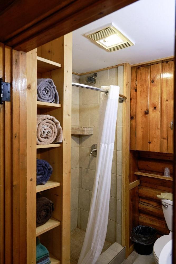 Twin Pines Lodge & Cabins photo 37