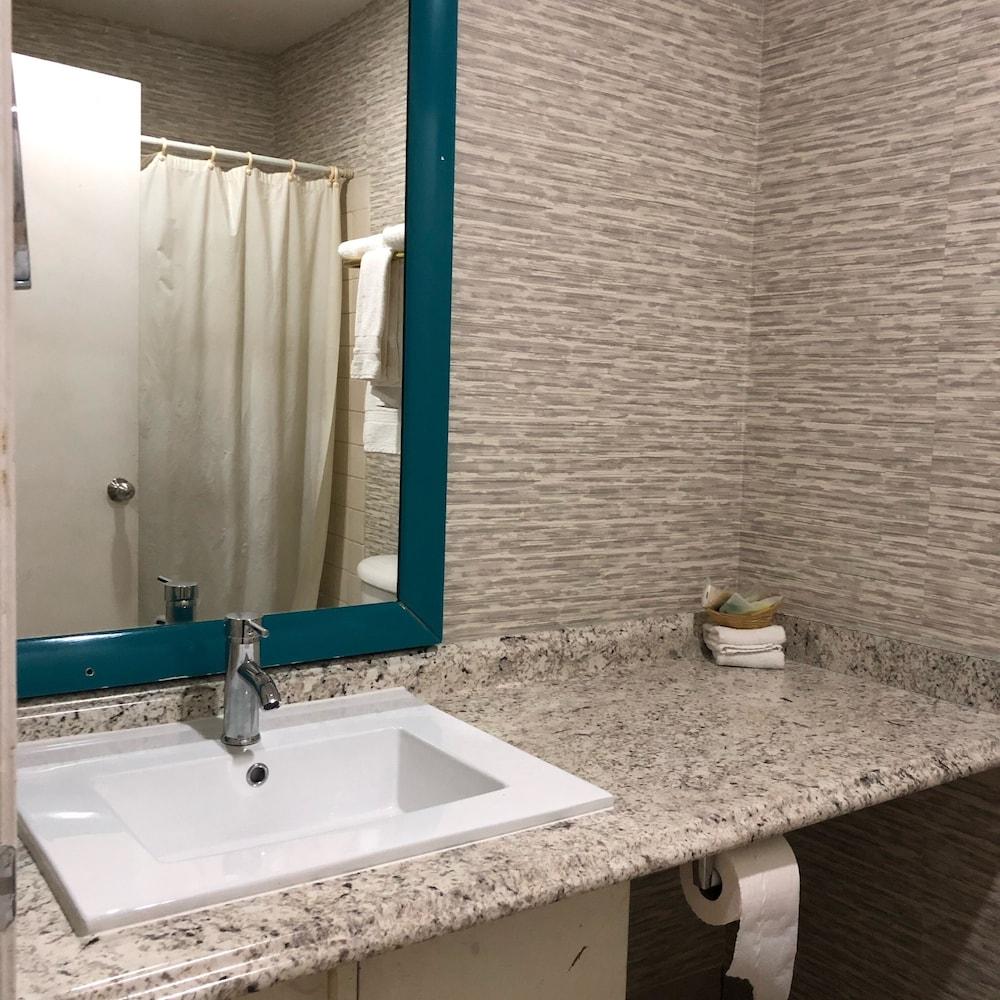 Crown Motel photo 45