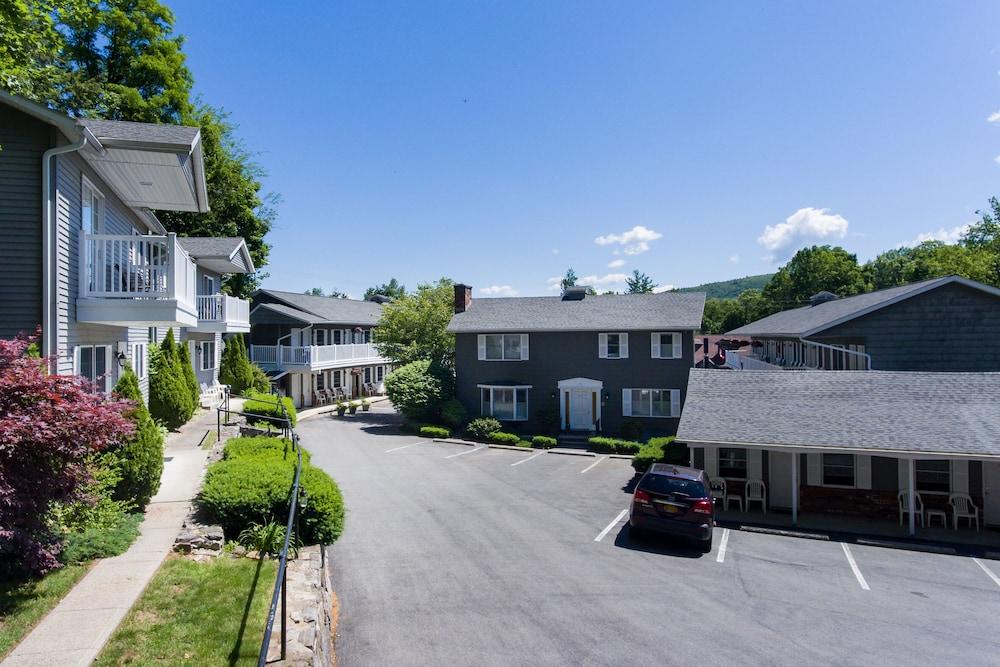 Adirondack Retreat Inn & Suites photo 53