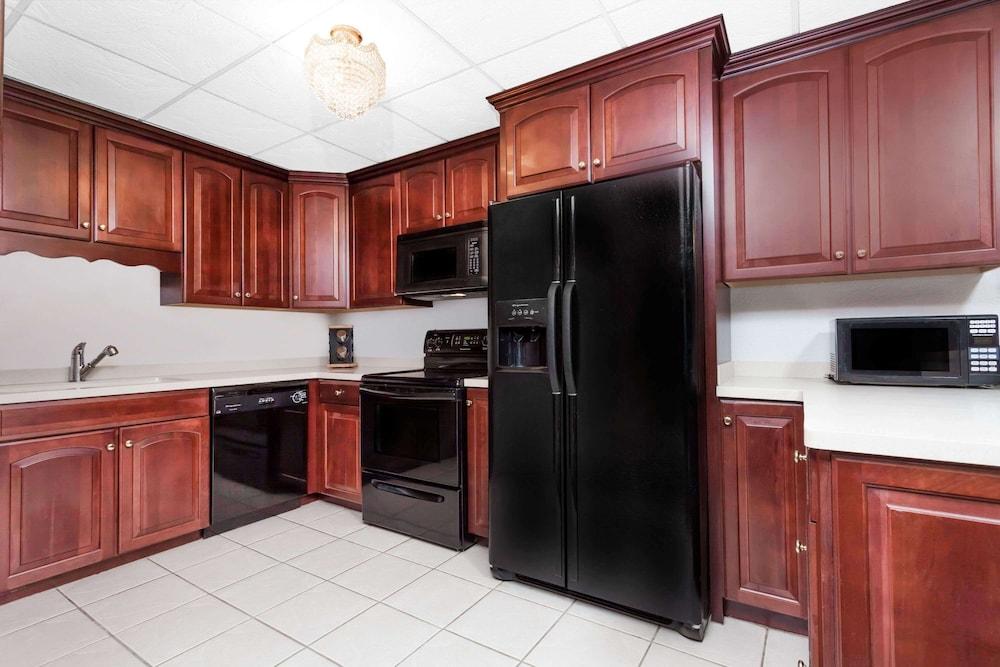 Ramada by Wyndham Henderson/Evansville photo 10