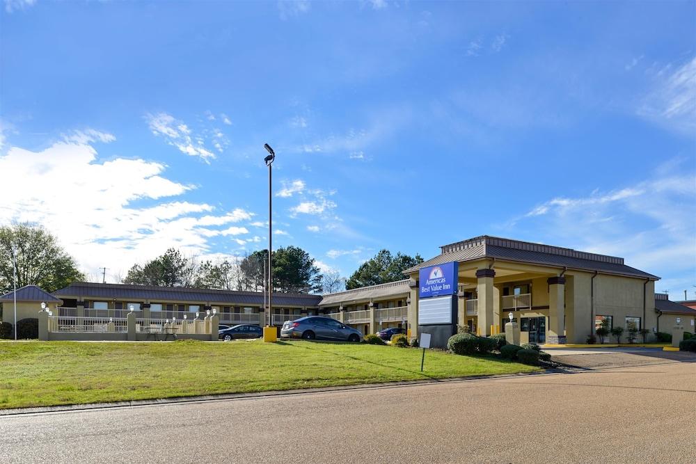 Days Inn & Suites by Wyndham Byram — hotel in Byram