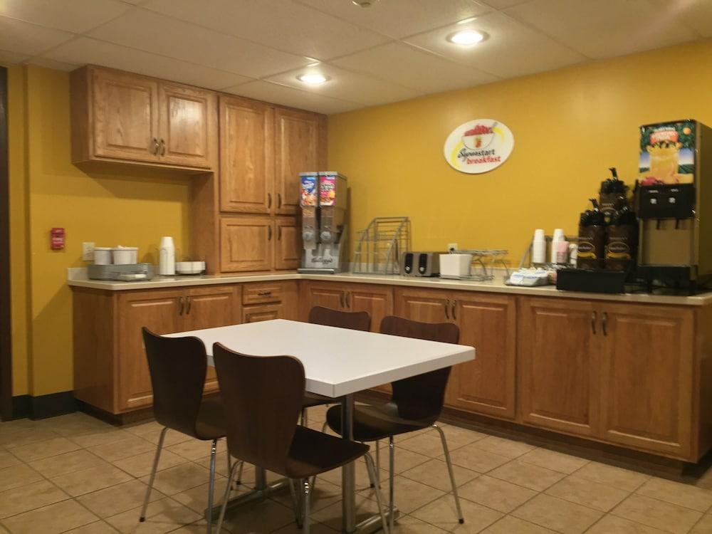 Super 8 by Wyndham Kenmore/Buffalo/Niagara Falls Area photo 2