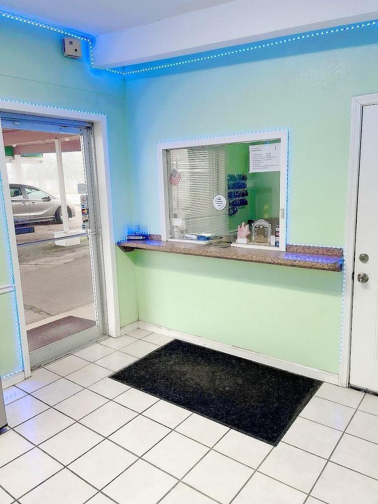 Holiday Motel photo 9