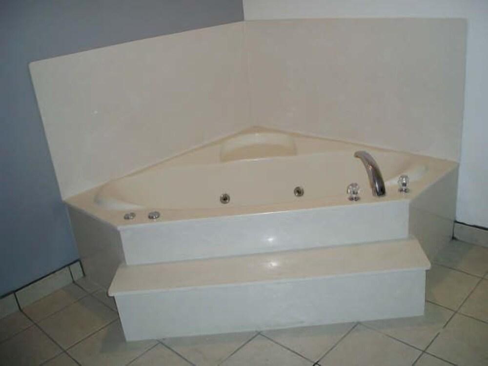 Texas Inn and Suites at La Joya photo 17