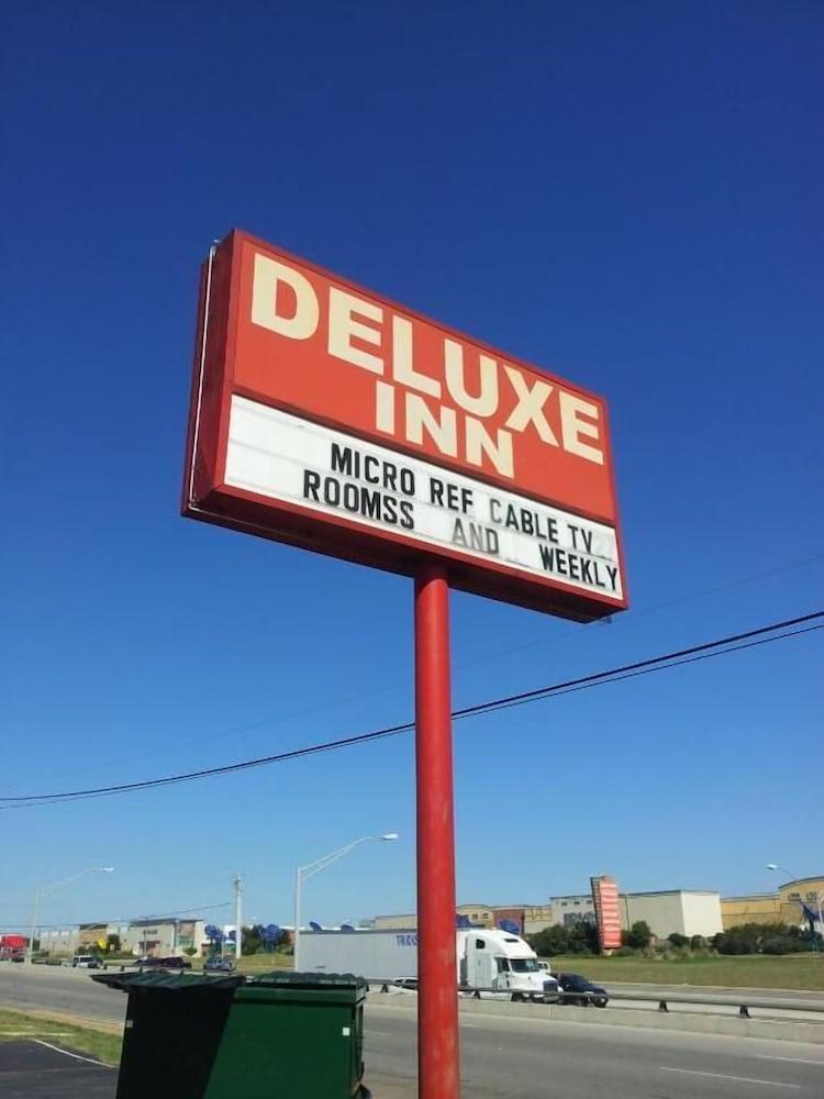 Deluxe Inn photo 26