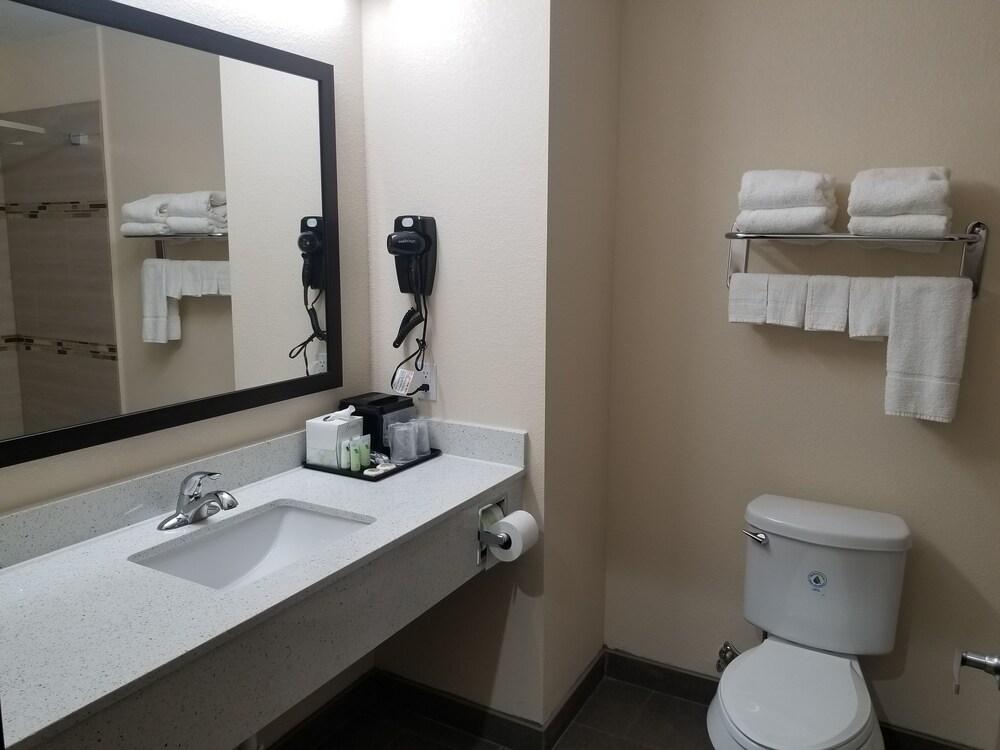 Scottish Inns & Suites photo 16