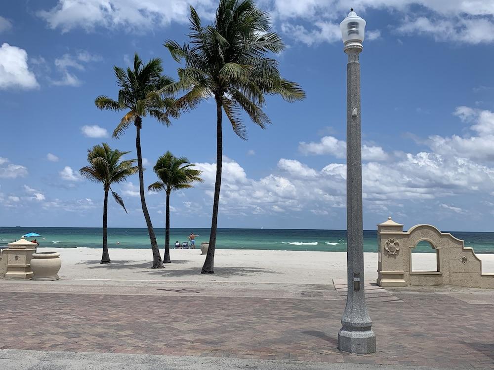 Hollywood Beach Blue Wave photo 24