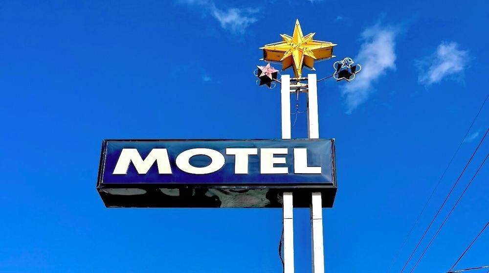 Far Out Motel photo 2