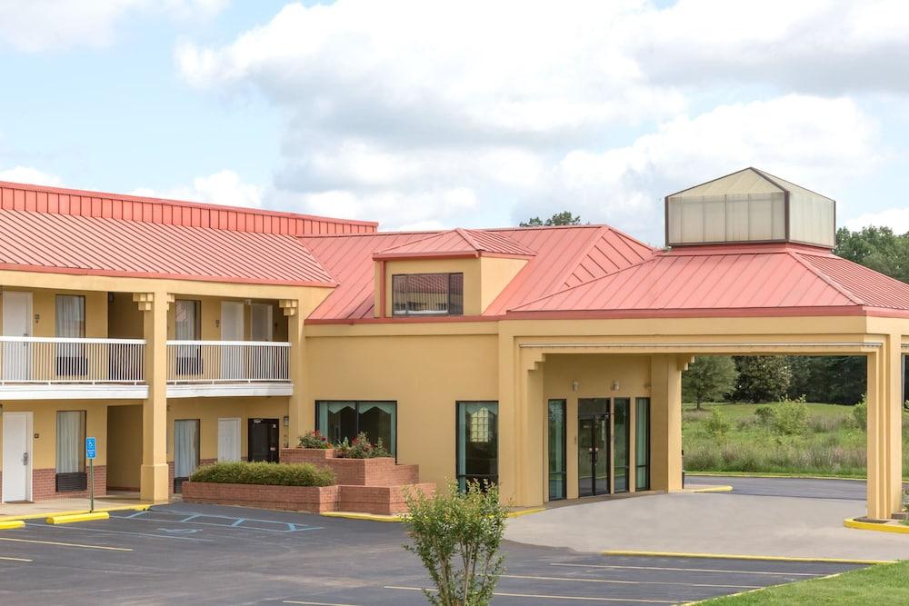Super 8 by Wyndham Madison/Ridgeland Area photo 1