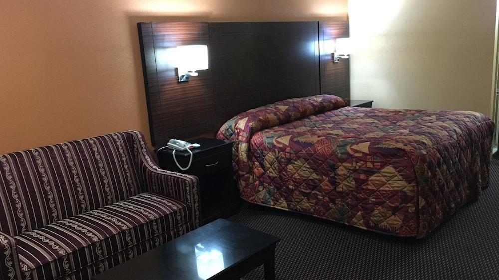 Redwood Inn and Suites photo 4