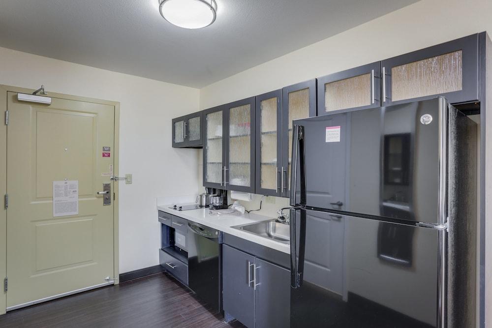 Candlewood Suites College Station At University by IHG photo 8