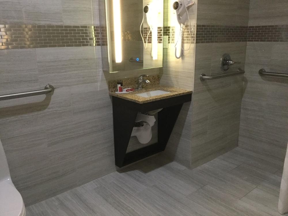 Ramada by Wyndham Bronx Terminal photo 18