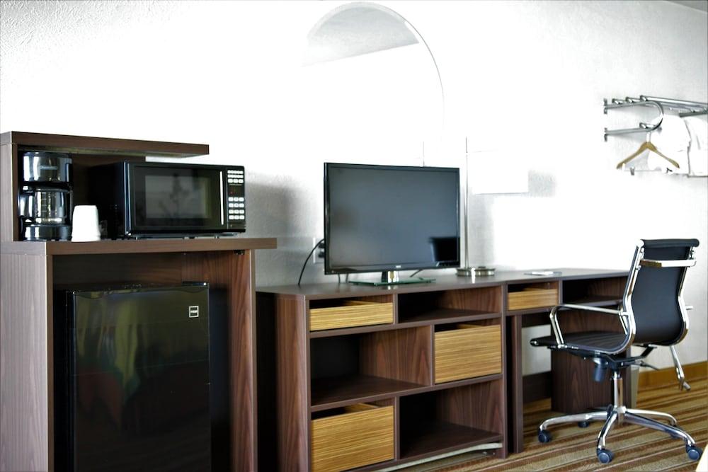 Super 8 by Wyndham Wells photo 9