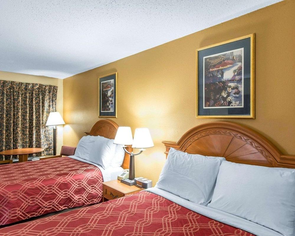 Econo Lodge Dalton West photo 11
