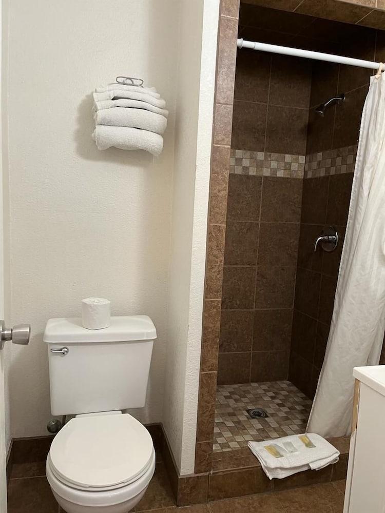 Economy Inn photo 31