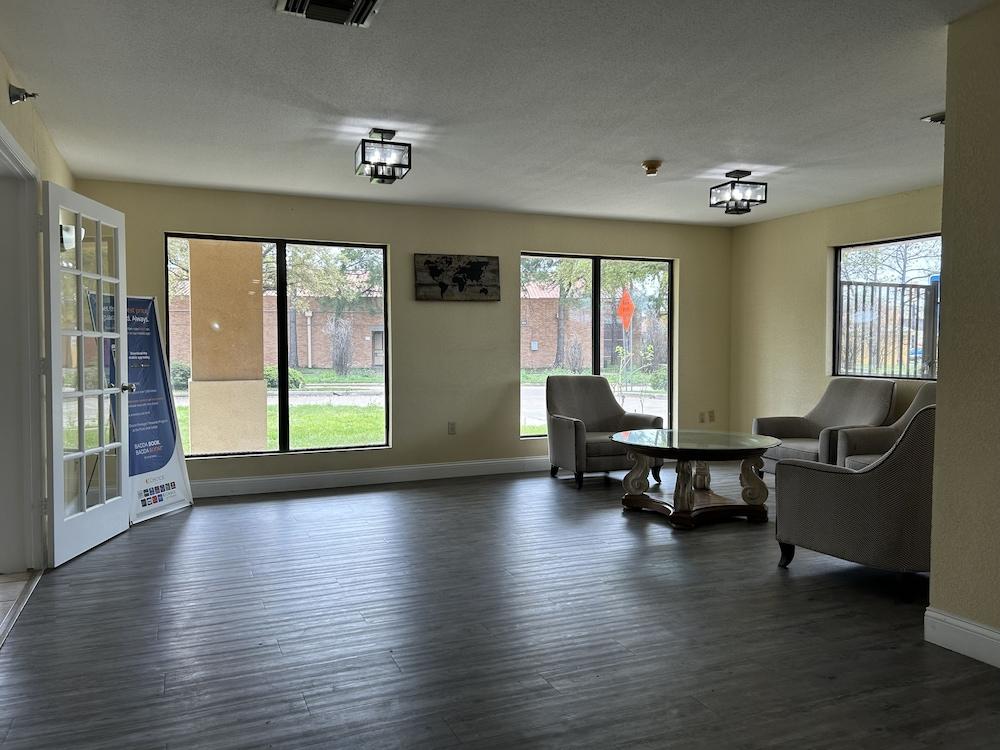 Rodeway Inn & Suites Highway 290 Northwest photo 4
