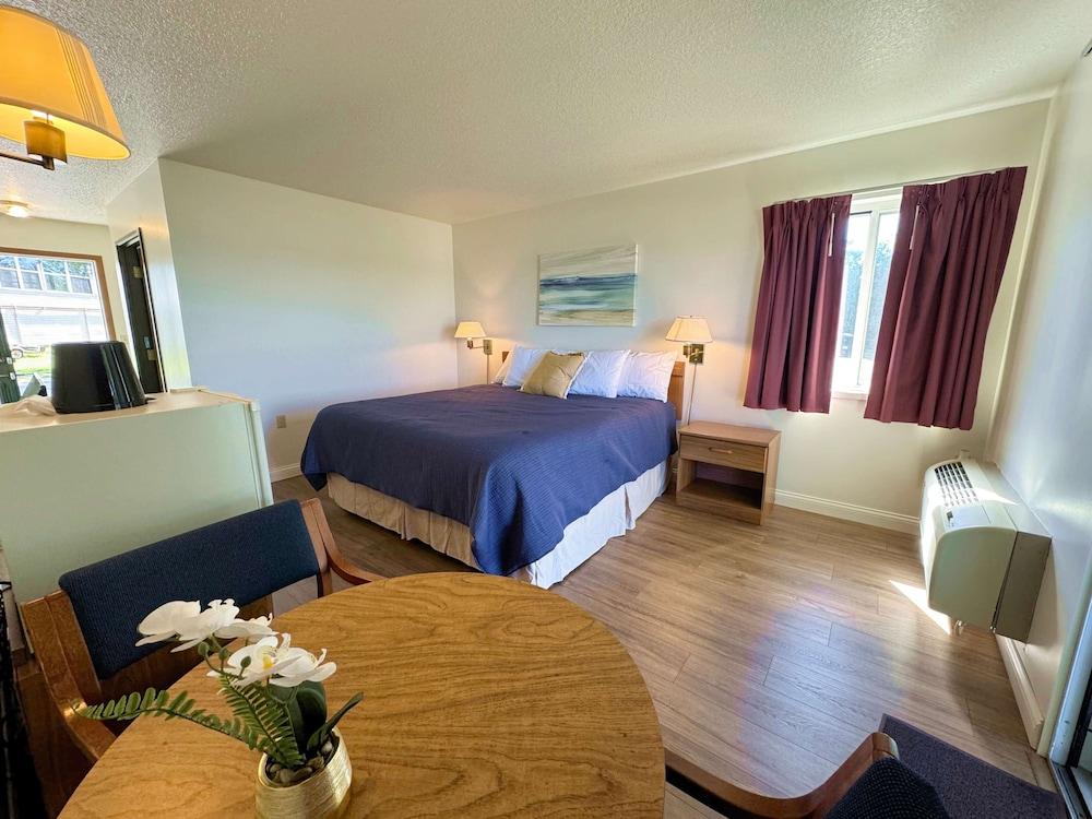 Beachcomber of Mackinaw photo 21