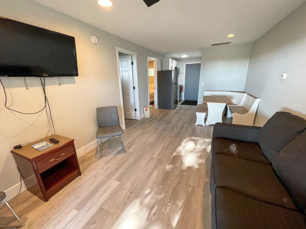 Lake Bluff Inn and Suites photo 24