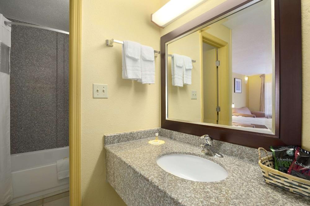 Days Inn by Wyndham Brunswick/St. Simons Area photo 6