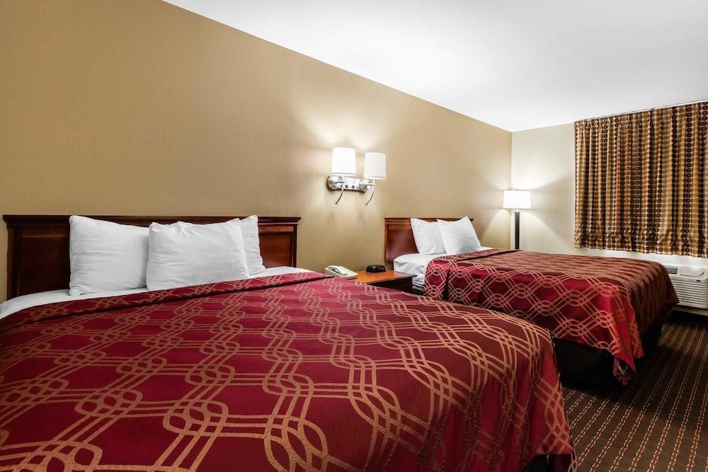 Econo Lodge Inn & Suites Dickson photo 6