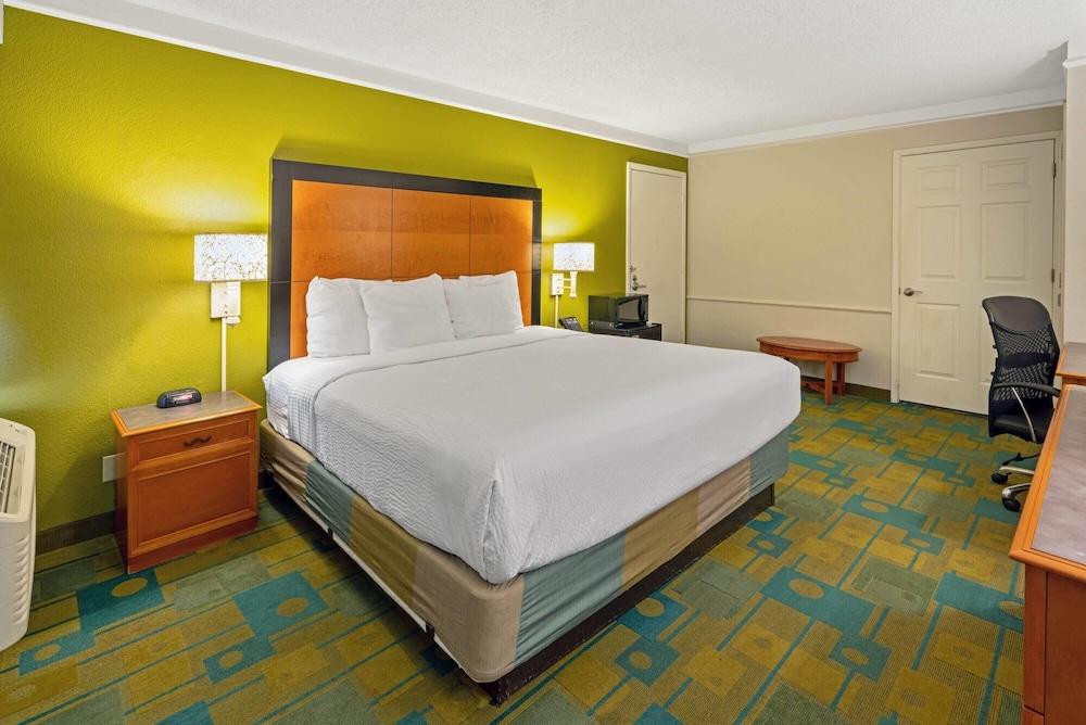 Travelodge by Wyndham Phoenix North photo 11