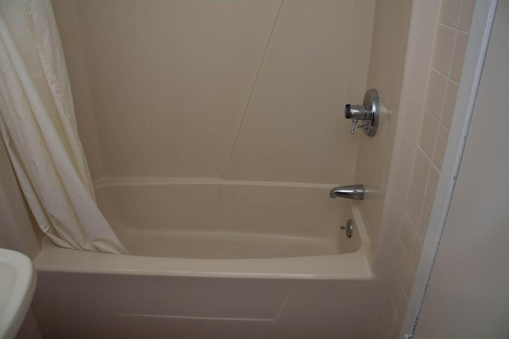 Atlantic Inn & Suites photo 49