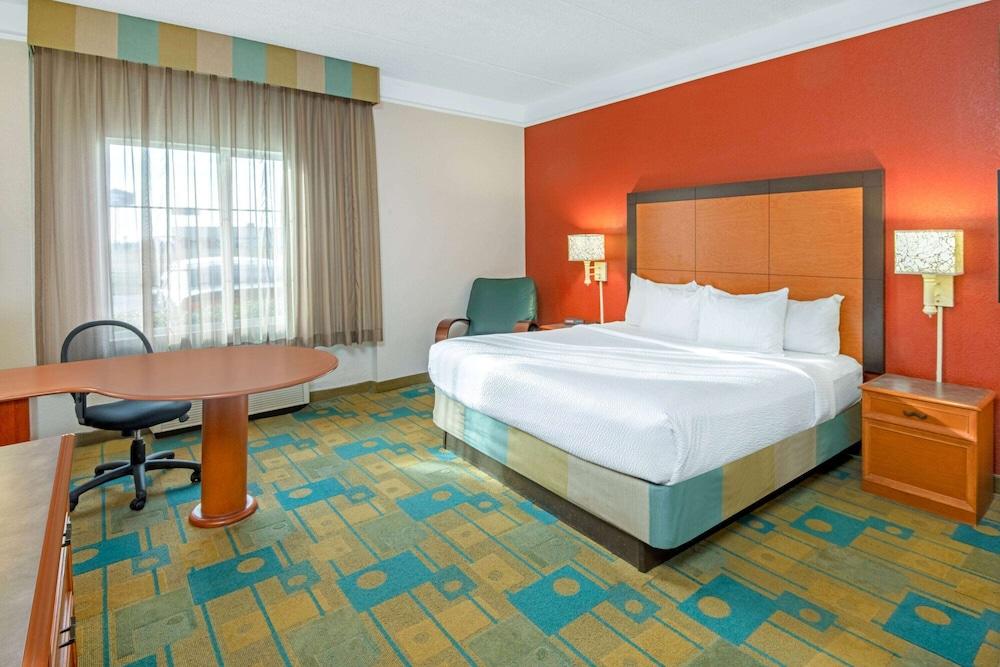 La Quinta Inn & Suites by Wyndham Sherman photo 11