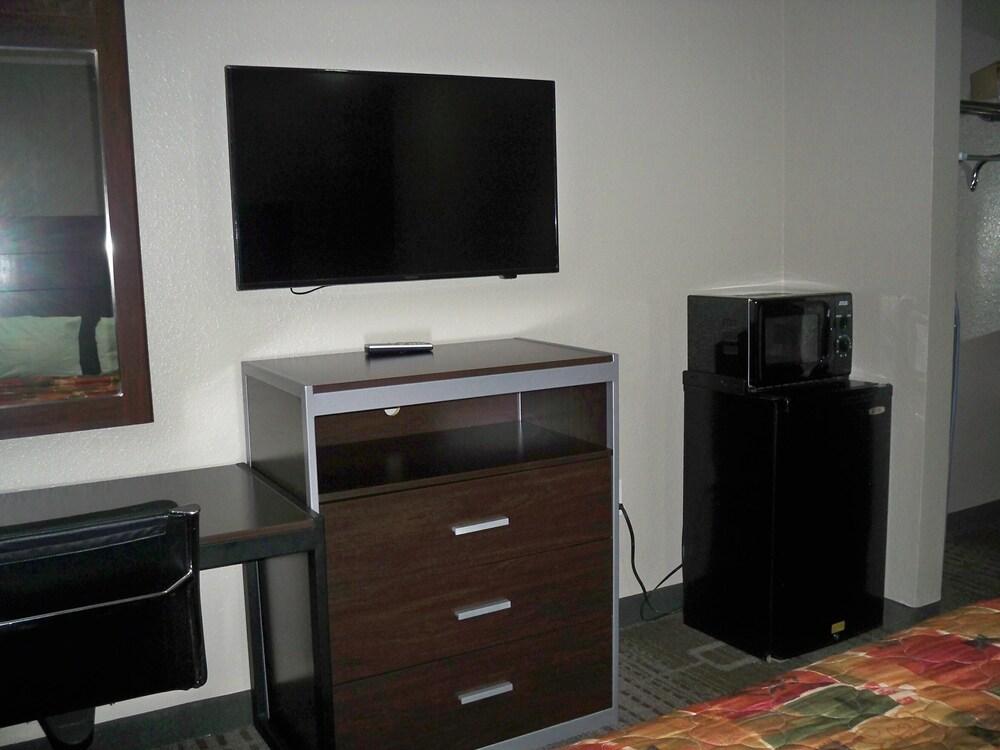 Scottish Inn & Suites photo 45