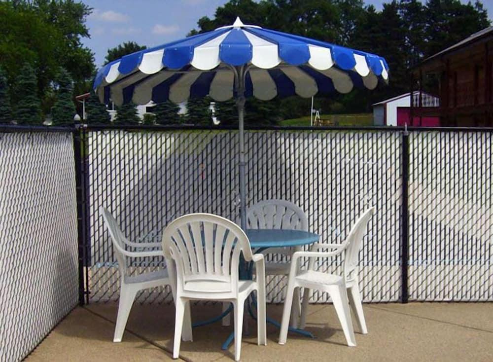 Capital O Swan Inn Comstock Park photo 25
