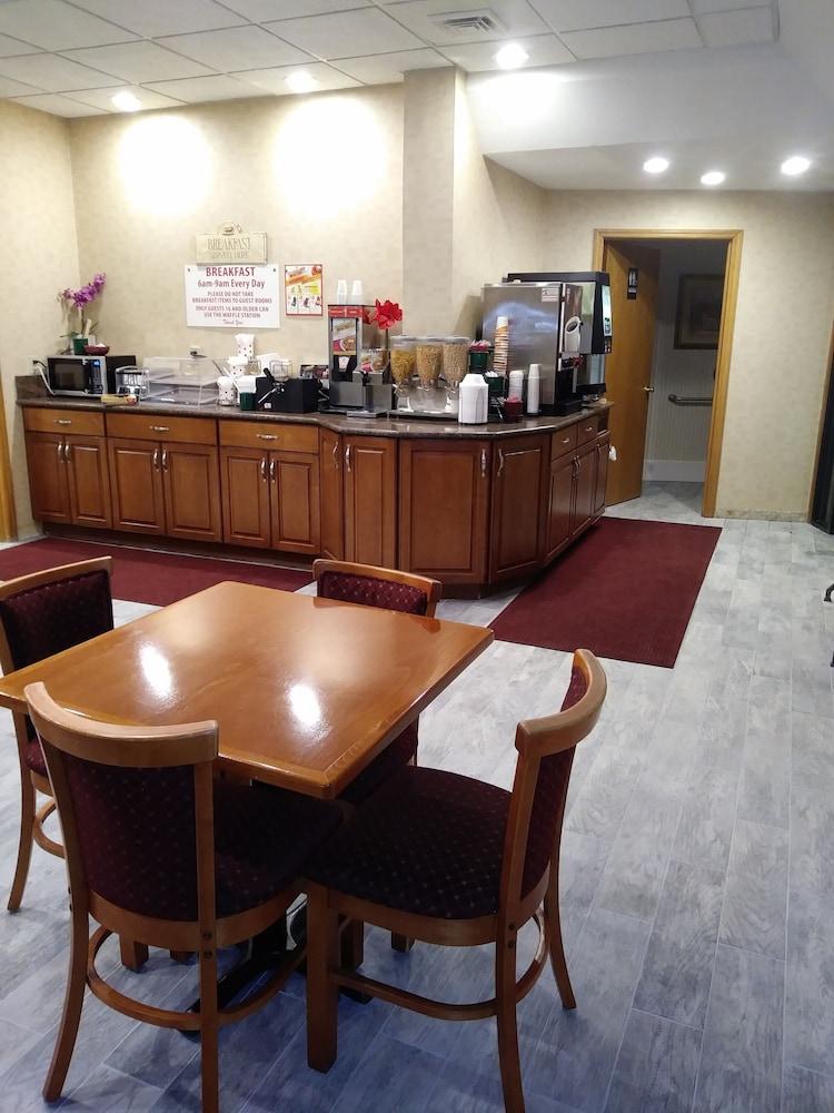 Rodeway Inn photo 17