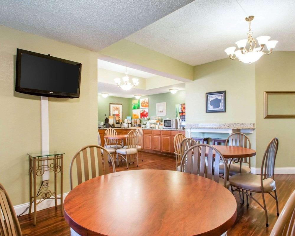 Quality Inn & Suites Ridgeland photo 31