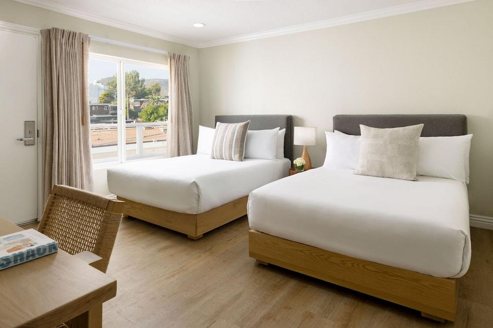 Pacific Edge Oceanfront Hotel photo 8