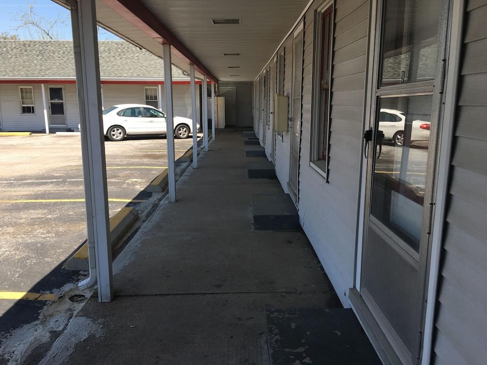 Budget Inn Du Quoin photo 26