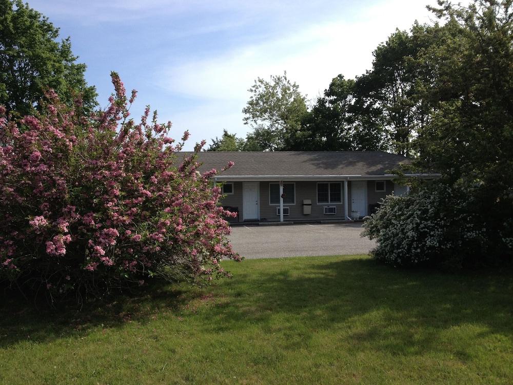 Westhampton Seabreeze Motel photo 37