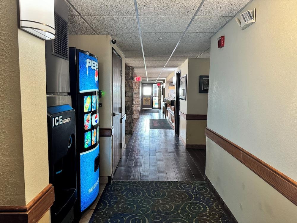 AmericInn by Wyndham Kewanee photo 12