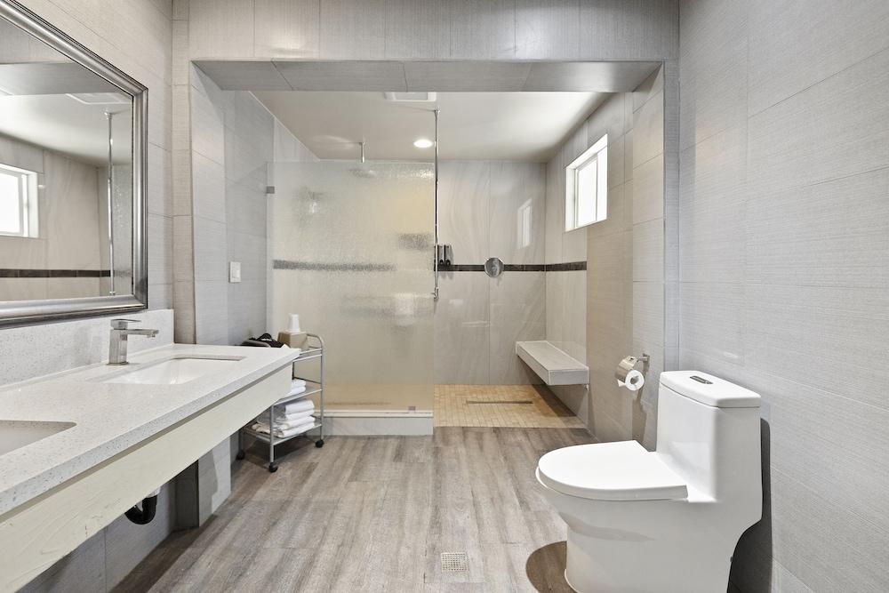 Le Blanc Inn & Suites photo 79