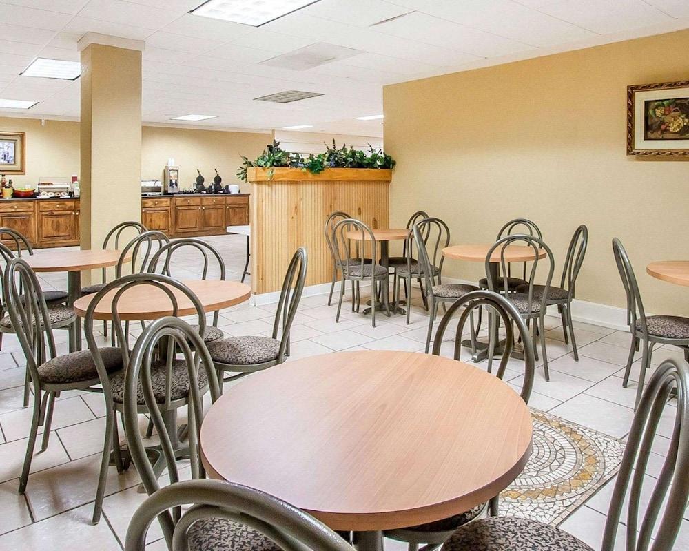 Clarion Inn & Suites University Center photo 31