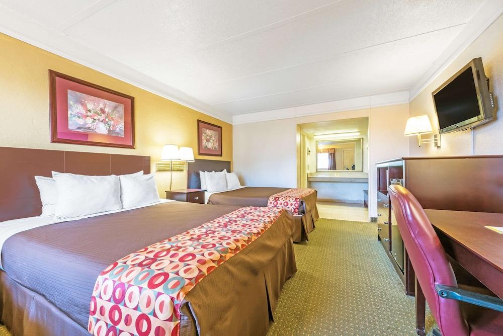 Days Inn by Wyndham Gainesville photo 2