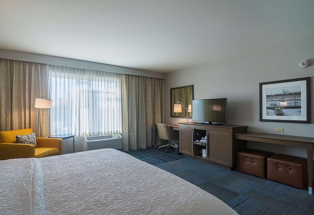 Hampton Inn Chicago North-Loyola Station photo 21