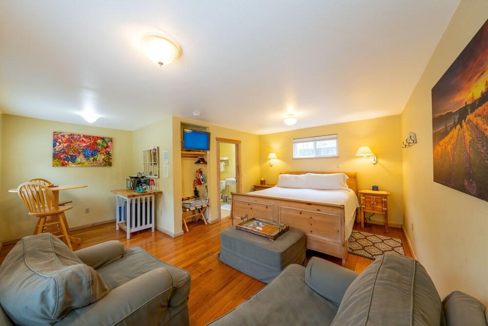 Aurora Park Cottages photo 32