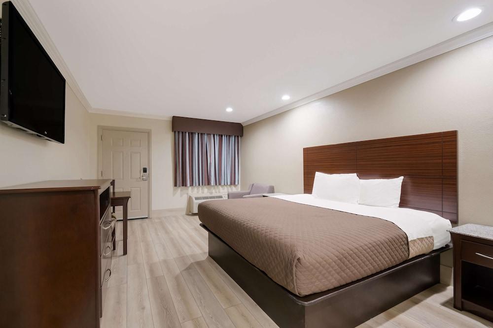 Americas Best Value Inn Houston Heights at I-45 photo 18