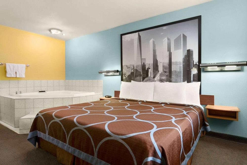 Super 8 by Wyndham Findlay photo 6