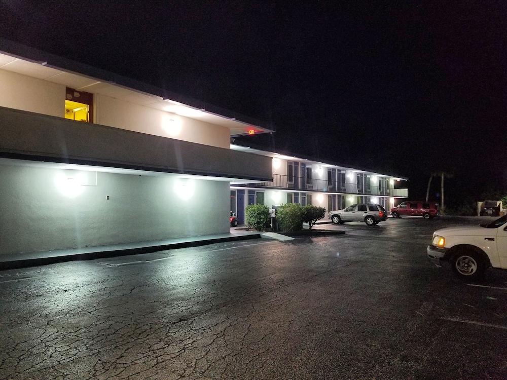 Econo Inn photo 12