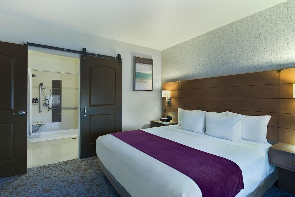 Oxford Suites Sonoma County photo 13