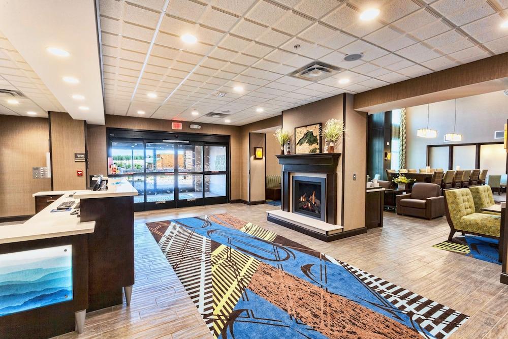 Hampton Inn & Suites Duluth North/Mall Area photo 3